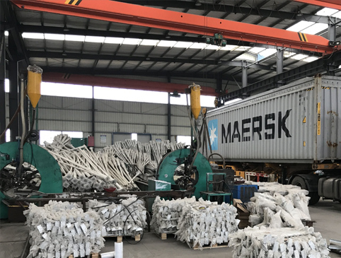 4000多套太陽(yáng)能路燈運往緬甸，集裝箱正在裝貨